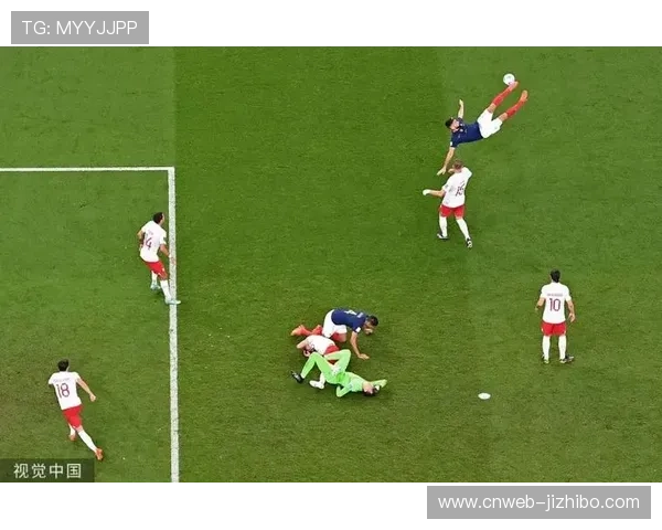 终场哨响，39岁吉鲁与队友相拥庆祝创纪录之夜